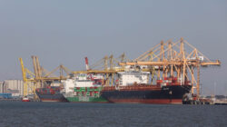 The government prepares incentives to encourage exporters to park their foreign exchange in state-owned banks