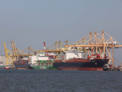 The government prepares incentives to encourage exporters to park their foreign exchange in state-owned banks