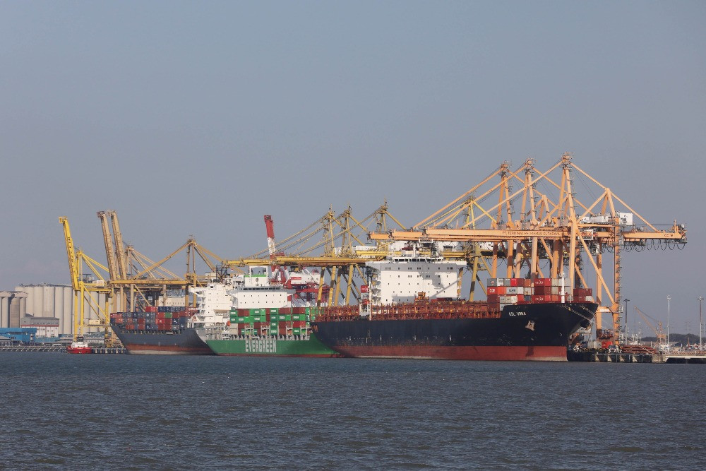 The government prepares incentives to encourage exporters to park their foreign exchange in state-owned banks