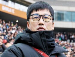 Suwon fans cheer as proven leader Lee Jeong-hyo takes helm