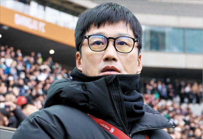 Suwon fans cheer as proven leader Lee Jeong-hyo takes helm