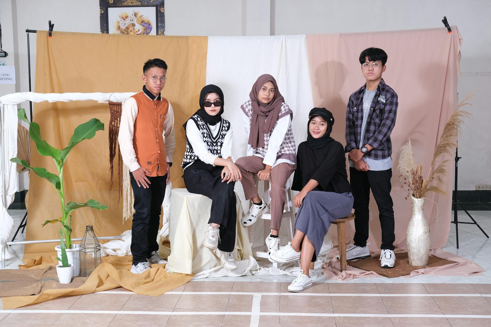 Gambar ilustrasi menampilkan judul dan ringkasan berita terbaru dengan latar kota modern