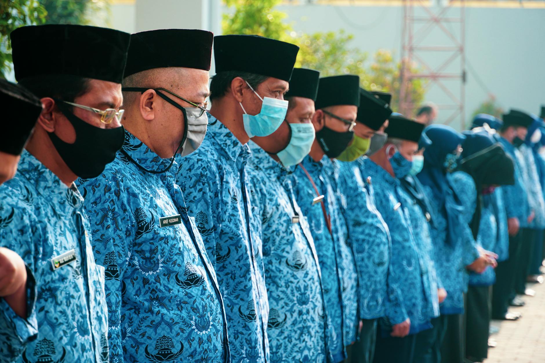 Gambar headline berita hari ini menampilkan topik terkini tentang politik, ekonomi, dan hiburan di Indonesia