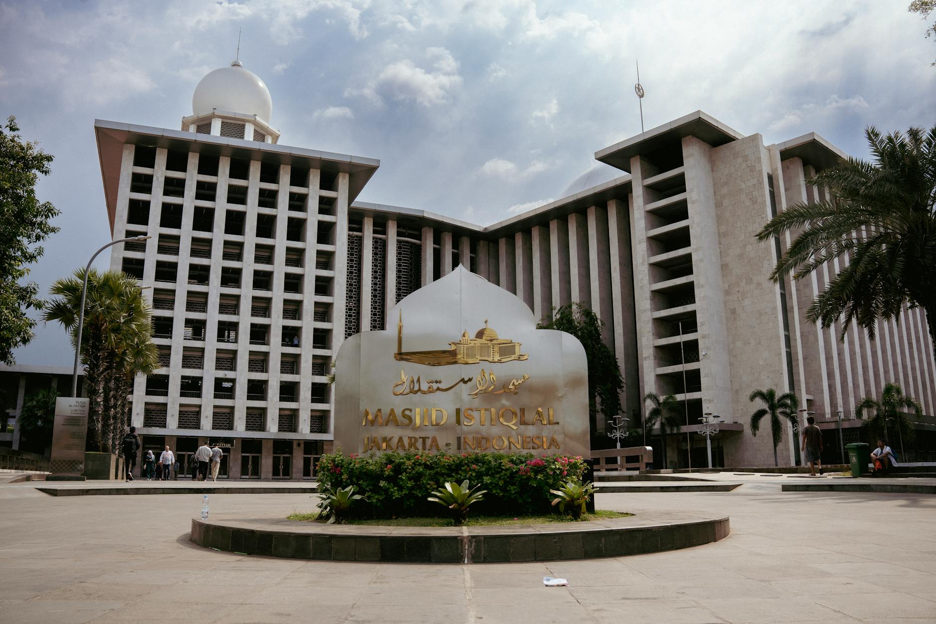 Ilustrasi dinamis menampilkan headline dan peta dunia, menggambarkan topik berita internasional terbaru.