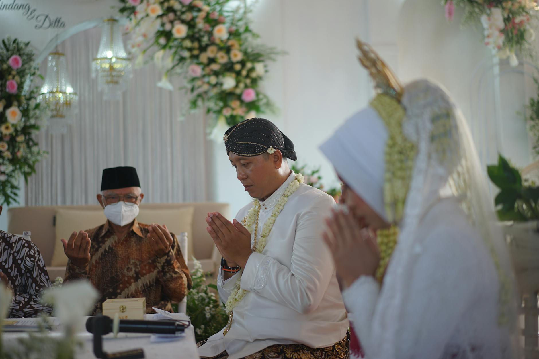 Ilustrasi berwarna menampilkan headline terbaru dan ikon media digital, menyoroti berita hari ini secara real time