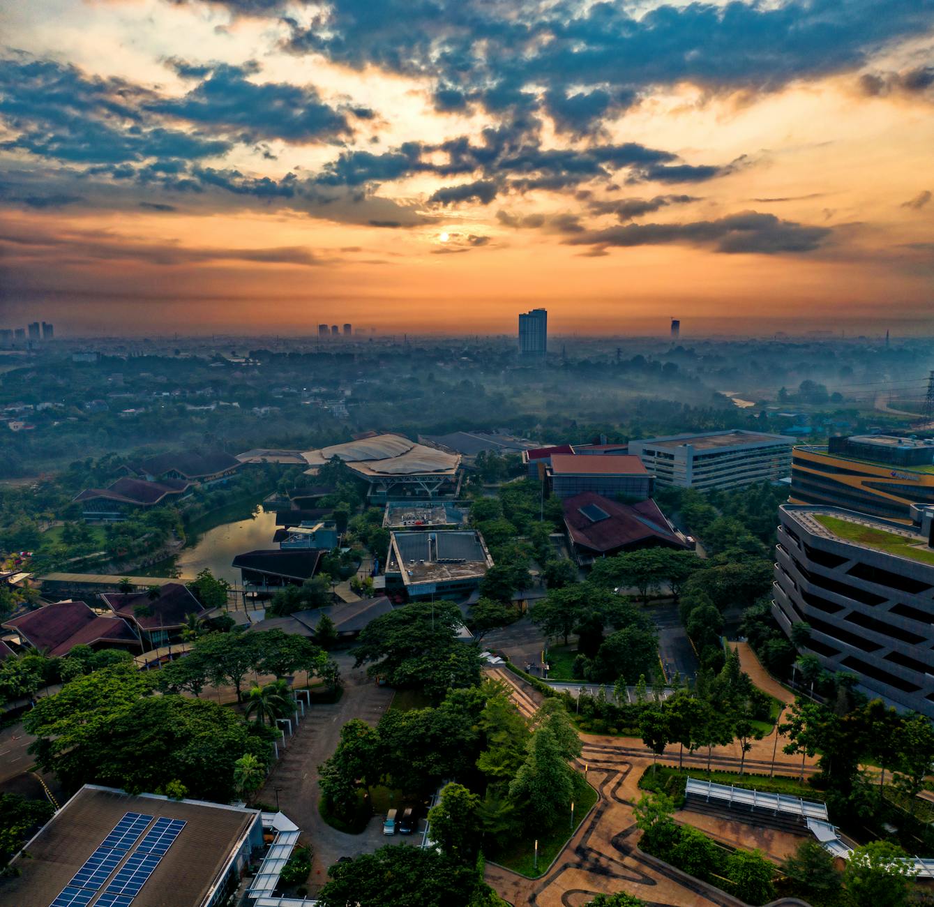 Gambar ilustrasi berita hari ini di Indonesia menampilkan headline terbaru dan latar kota metropolitan